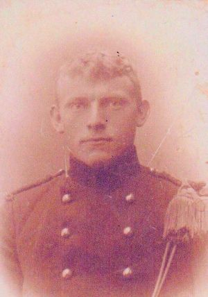 Jan in het uitgaansuniform van het 1e Regiment Infanterie, waar hij als plaatsvervangend dienstplichtige diende.